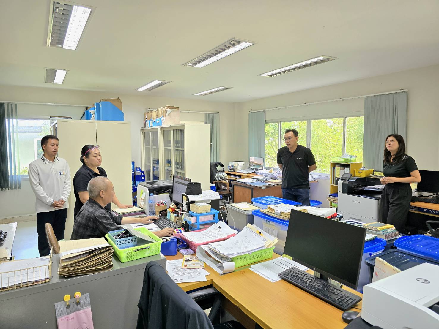 title - ปฏิรูปที่ดินจังหวัดเพชรบุรี พร้อมด้วย เจ้าหน้าที่ ส.ป.ก.เพชรบุรี ต้อนรับและให้ข้อมูลเกี่ยวกับการติดตาม​ความก้าวหน้าโครงการจัดที่ดินเพื่อเกษตรกรรม กิจกรรมศูนย์บริการประชาชน 